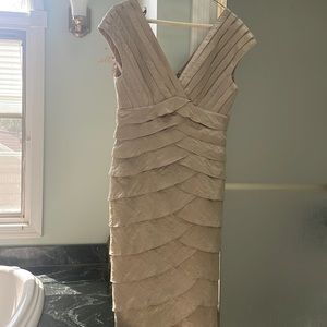 Sleeveless v neck dress